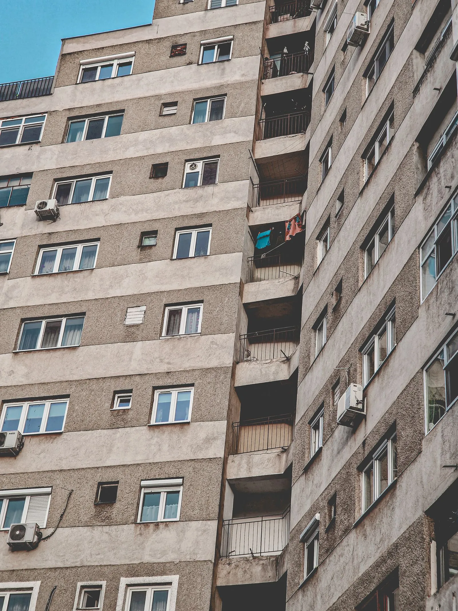 Ailelerin yaşadığı balkonlu bir apartman binasının cephesi