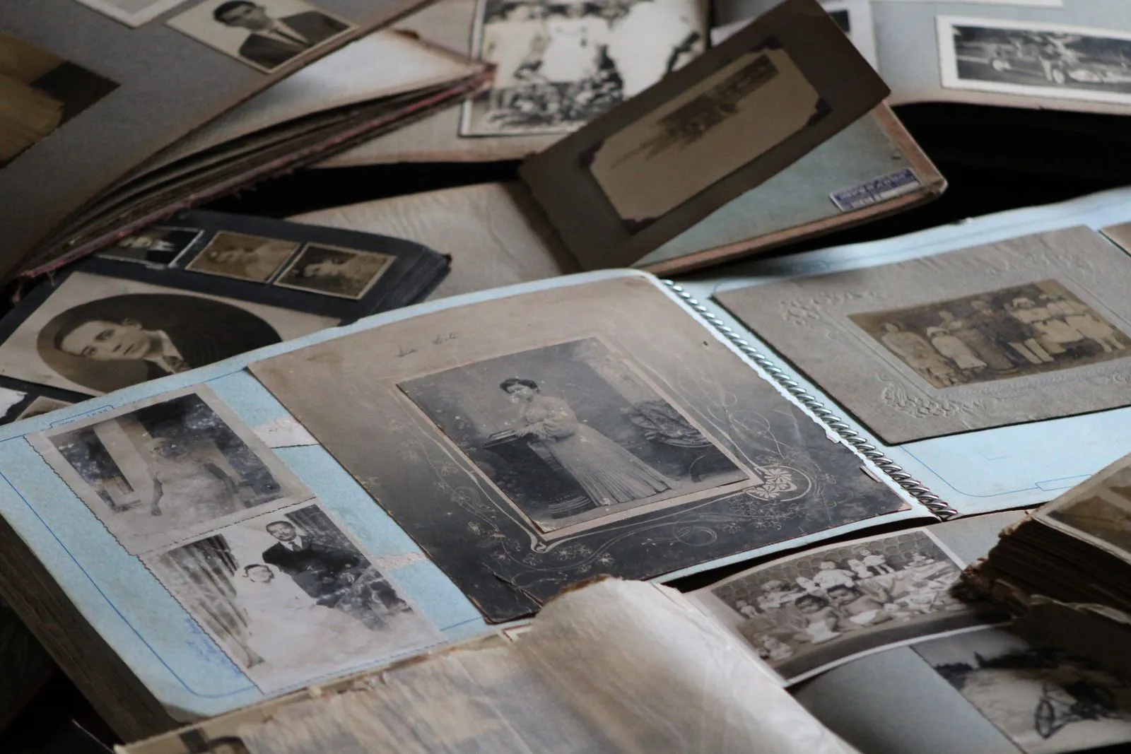 Aile mirasını ve kuşaklar arası bağı hatırlatan eski fotoğraflarla dolu albüm
