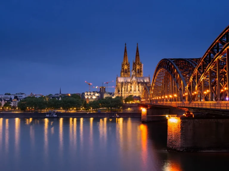 Almanya'daki Türklerin miras işlemleri yazısı için gece Köln Katedrali ve Ren Nehri
