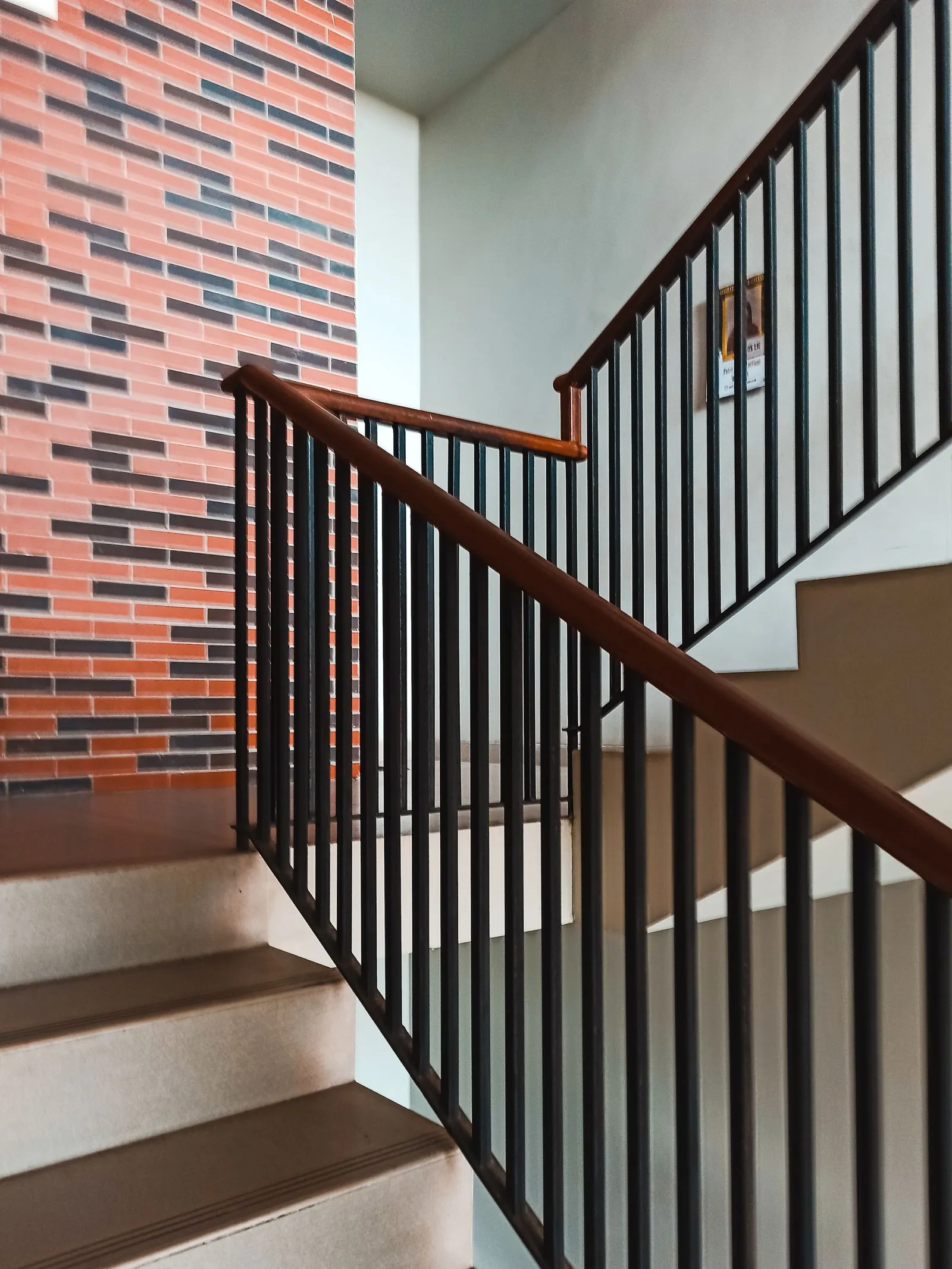 Apartmanın ortak alanlarından biri olan merdiven boşluğu ve korkuluklar