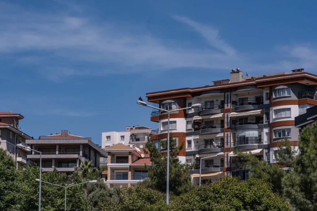 Balkonlu konut binaları: apartman ve site yönetimi uyuşmazlıkları kat maliklerini ilgilendirir
