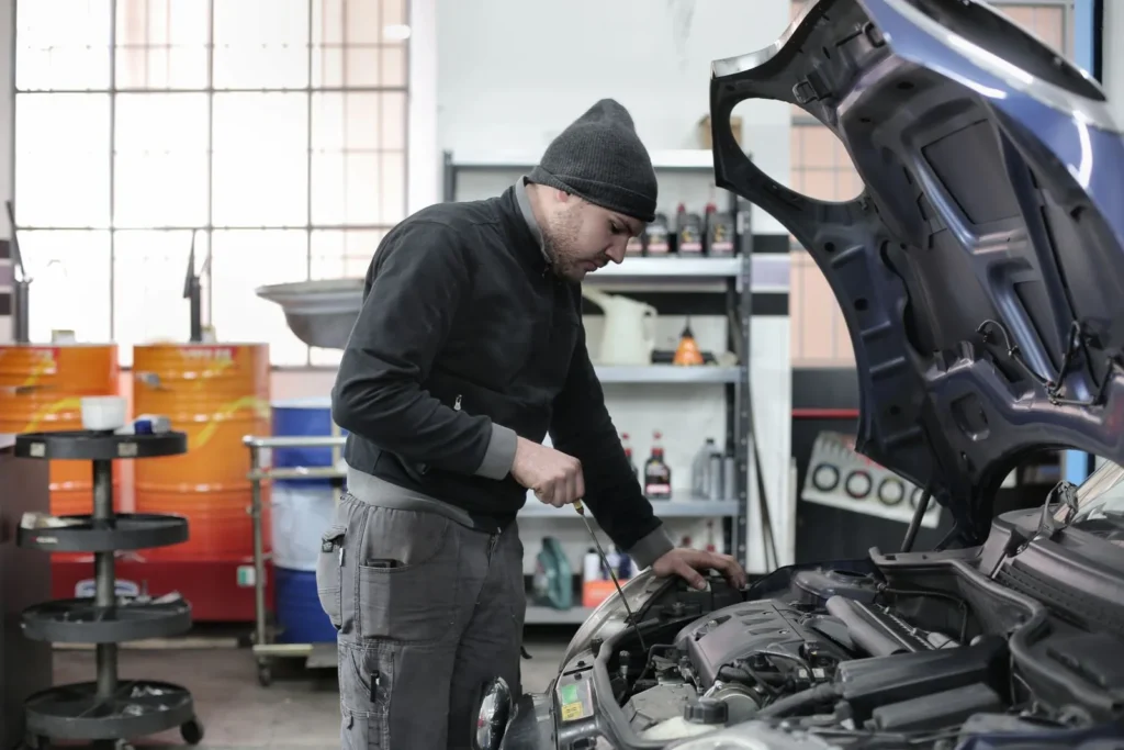 Araç servisinde ayıplı hizmet şikâyetine konu motoru inceleyen servis çalışanı
