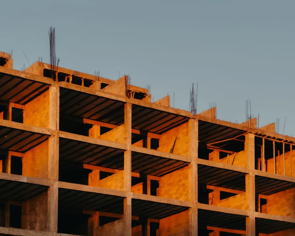 Kaba inşaatı süren konut binası: inşaatta ayıplı ifa ve eksik iş uyuşmazlıkları