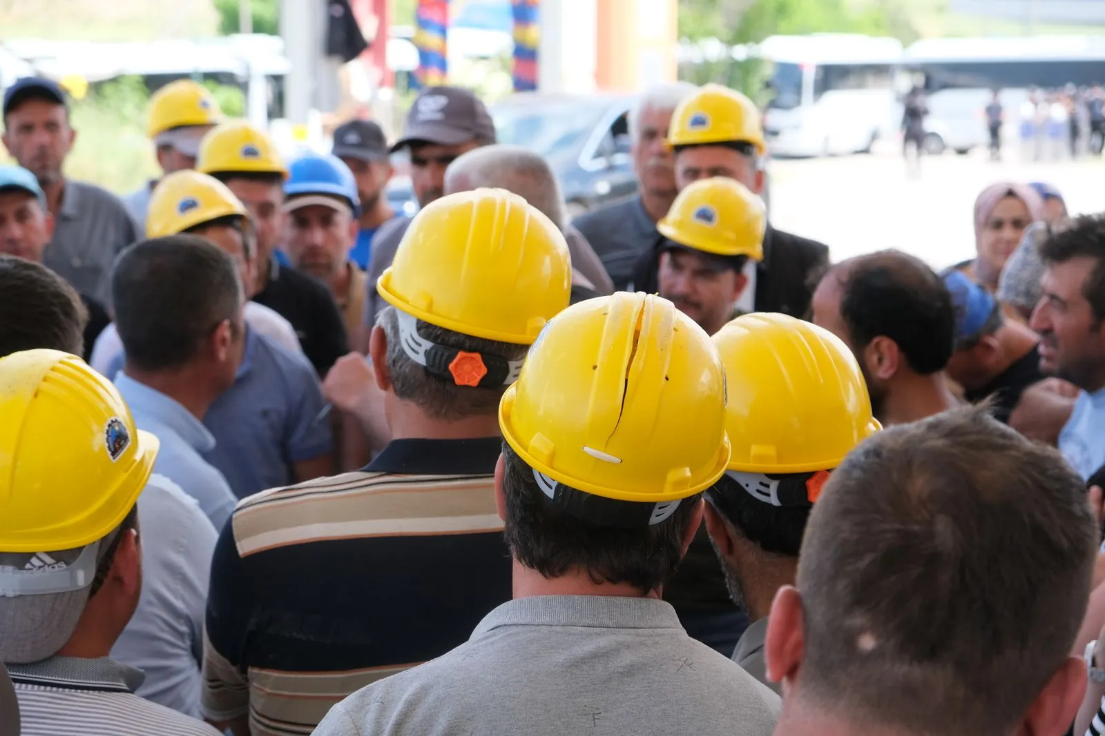 Sarı baretli işçiler bir arada bekliyor: taşeron işçilerin kıdem ve ücret alacakları