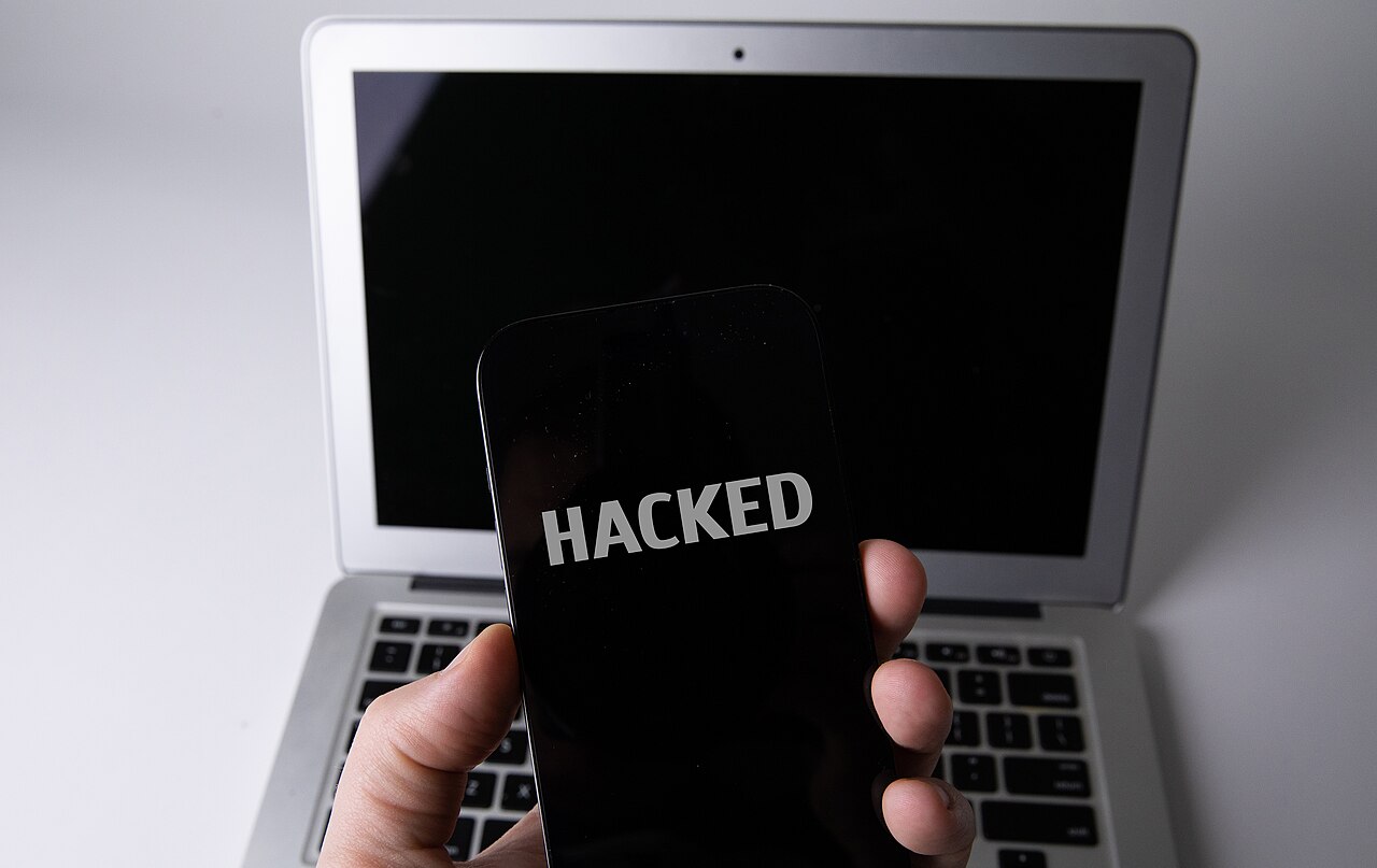 Telephone screen symbolising aggravated fraud committed through computer systems by way of a fake link