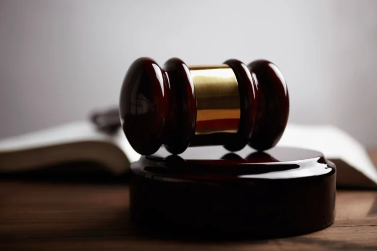 Mahkeme salonunda duran tokmak ve dava dosyaları temsili görsel
