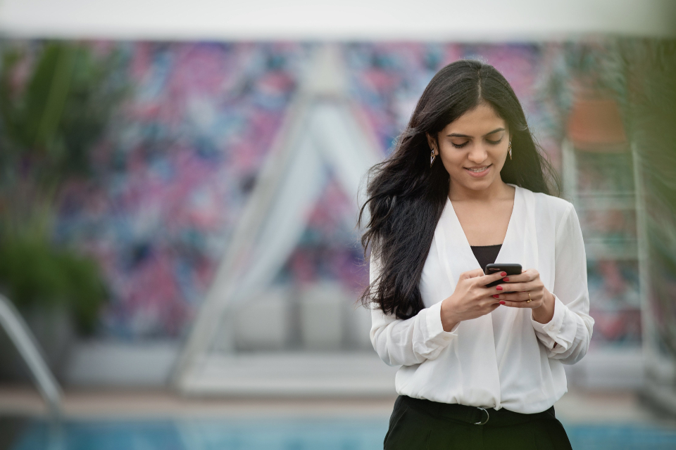 Akıllı telefon ekranında mesajlaşma uygulaması temsili görsel
