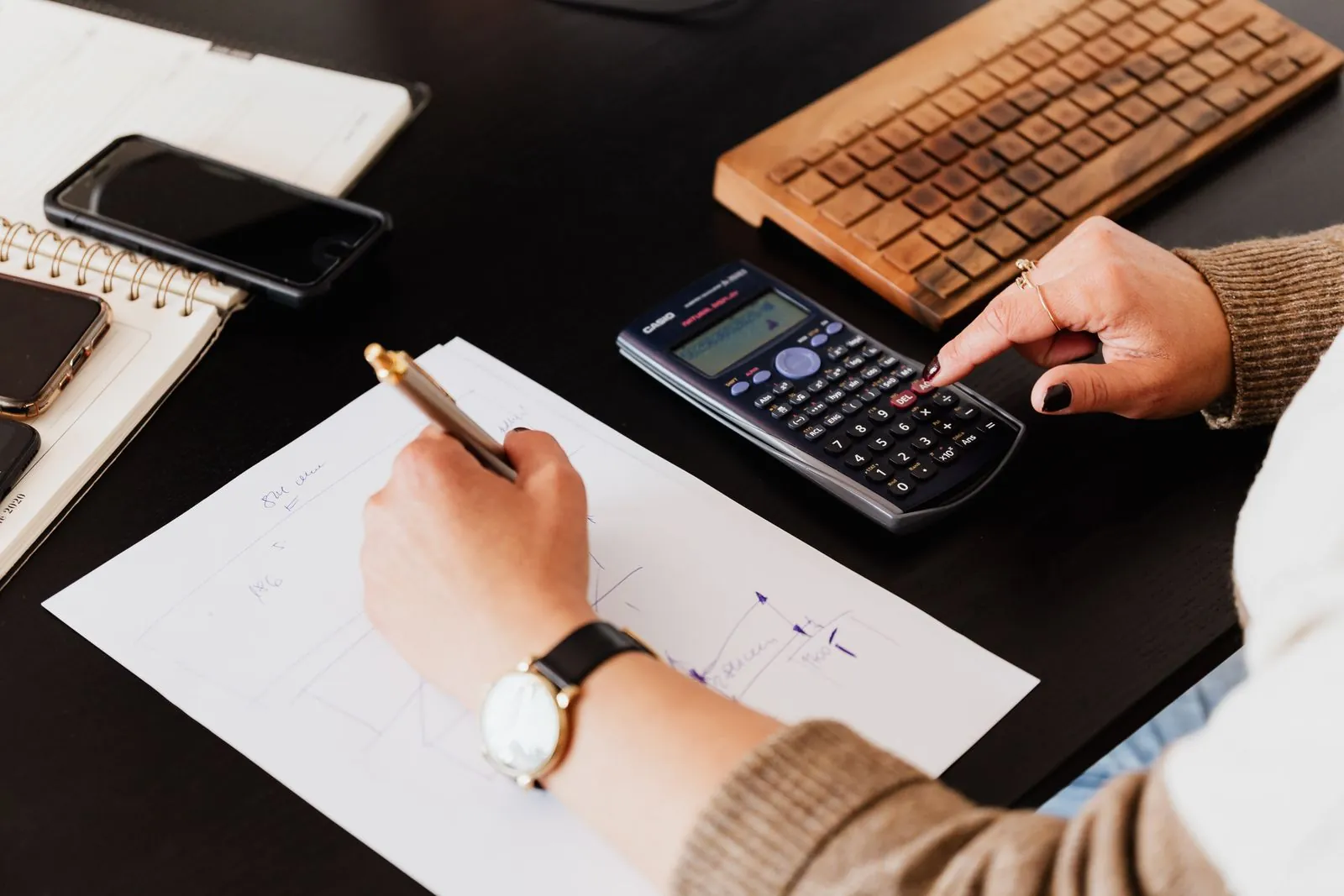 Cari hesap mutabakatı için bakiye hesap makinesiyle kontrol ediliyor