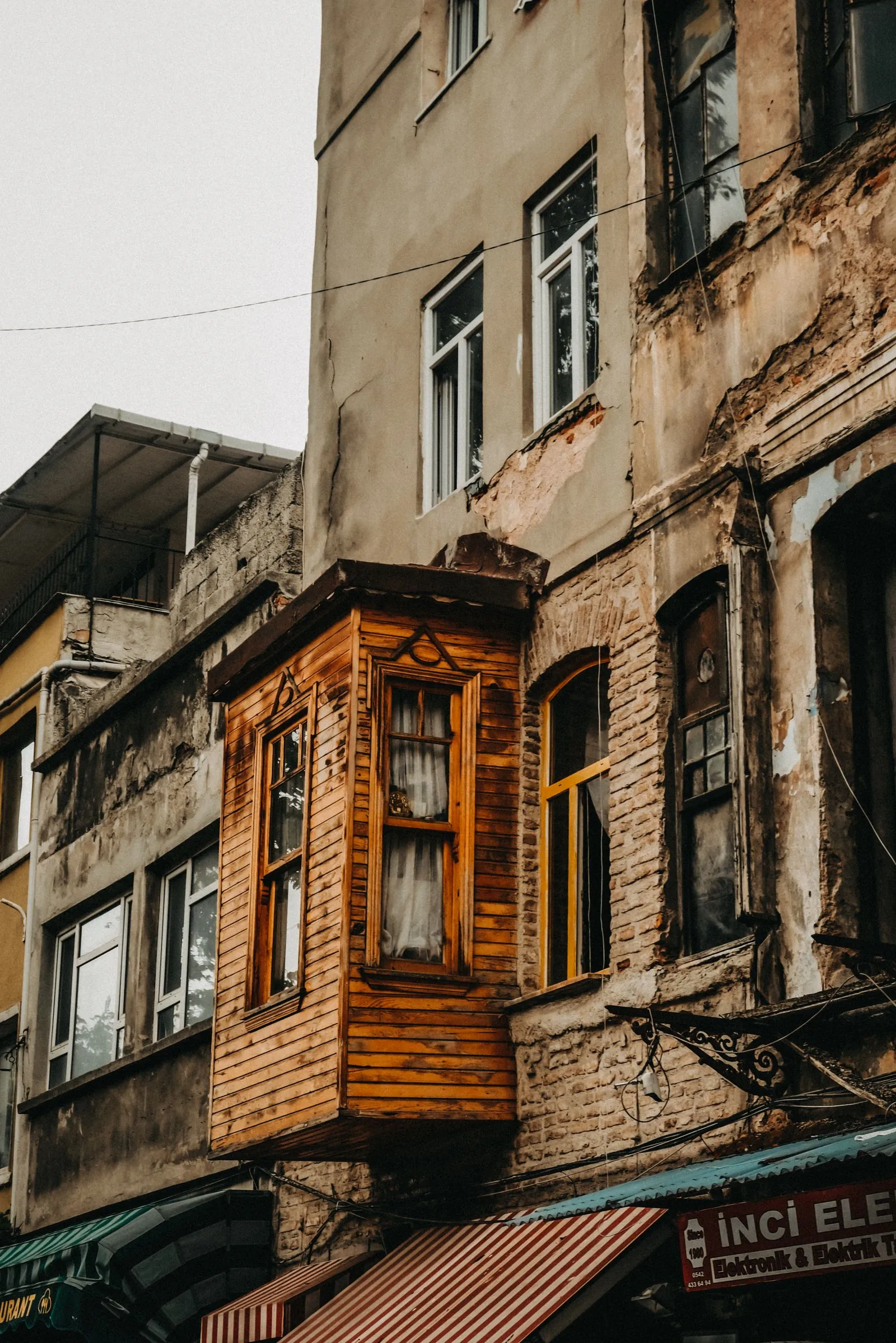 Duvarlarında çatlaklar bulunan eski bir bina cephesi