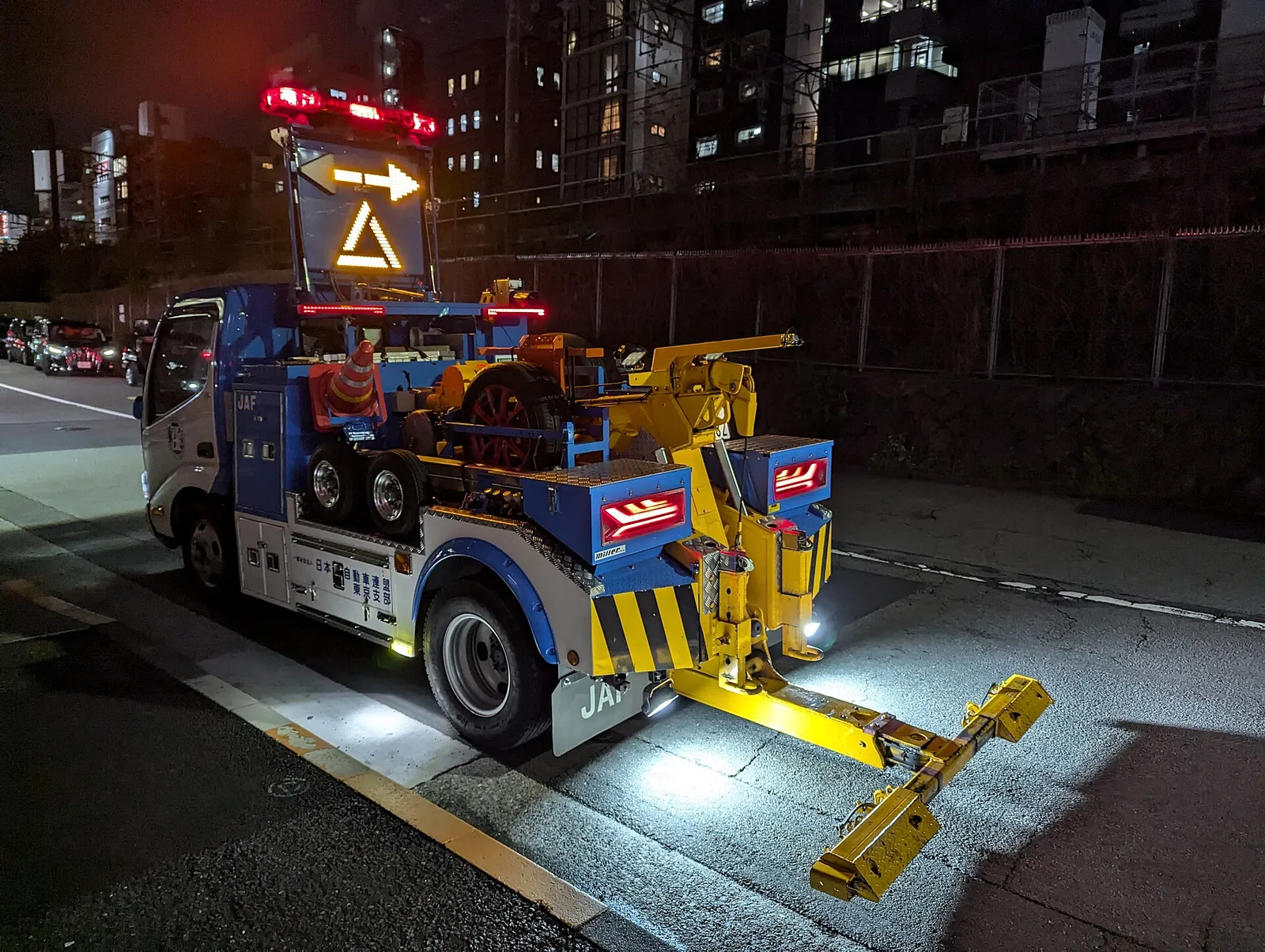 Gece yolda bekleyen çekici: trafikten çekilen araç ve değer kaybı talebi