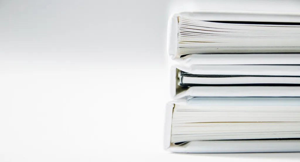 Üst üste dizilmiş kalın klasörler, vergi incelemesinde ibraz edilecek defter ve belgeler