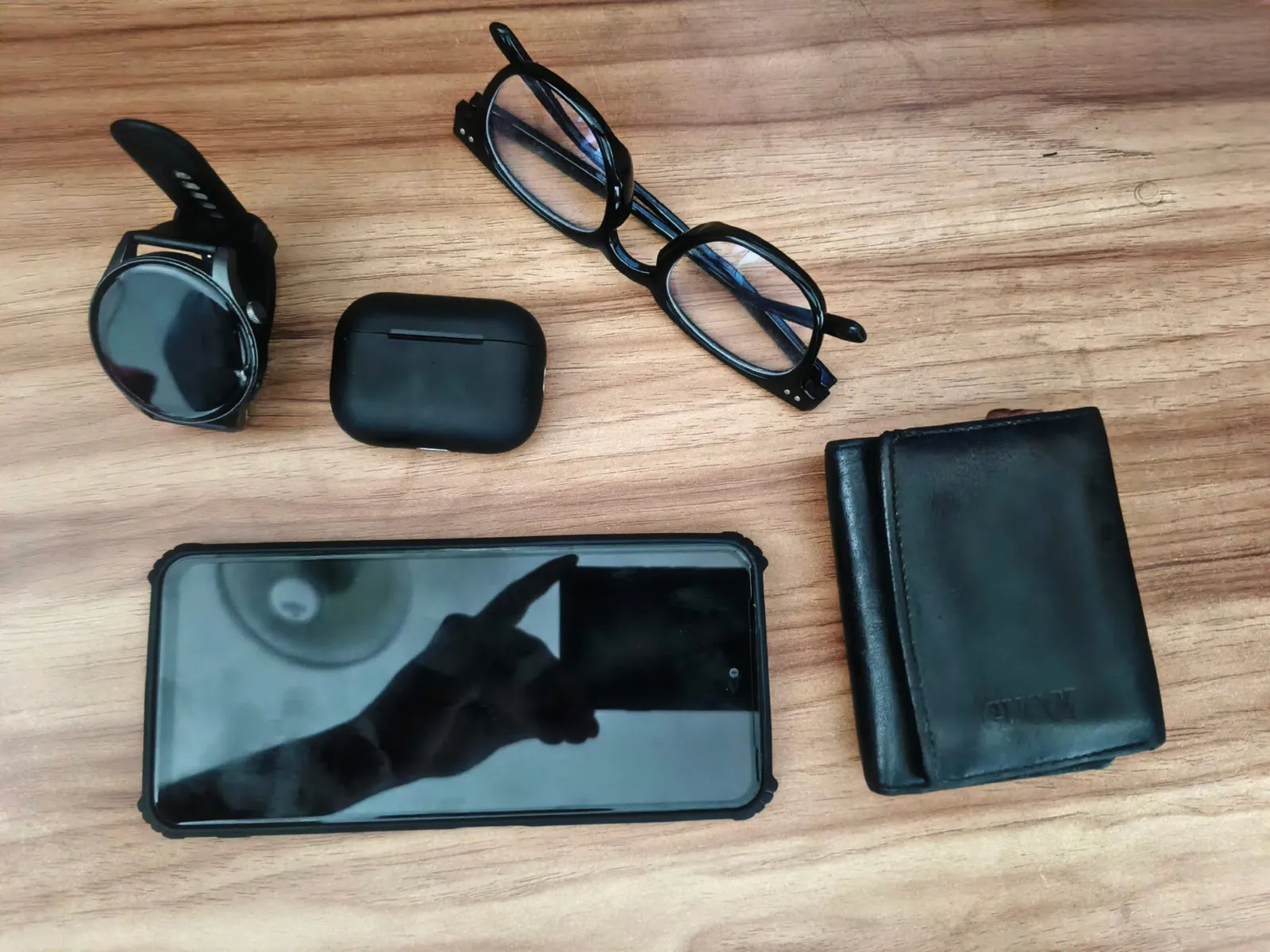 Dijital üyeliklerin ödendiği telefon, cüzdan ve kişisel eşyalar