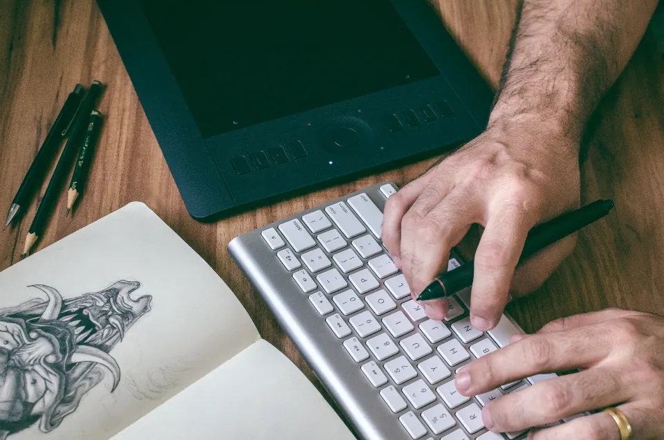 Klavyede yazı yazan eller, iş yazışmalarının delil değeri ve hukuka aykırı delil yasağı