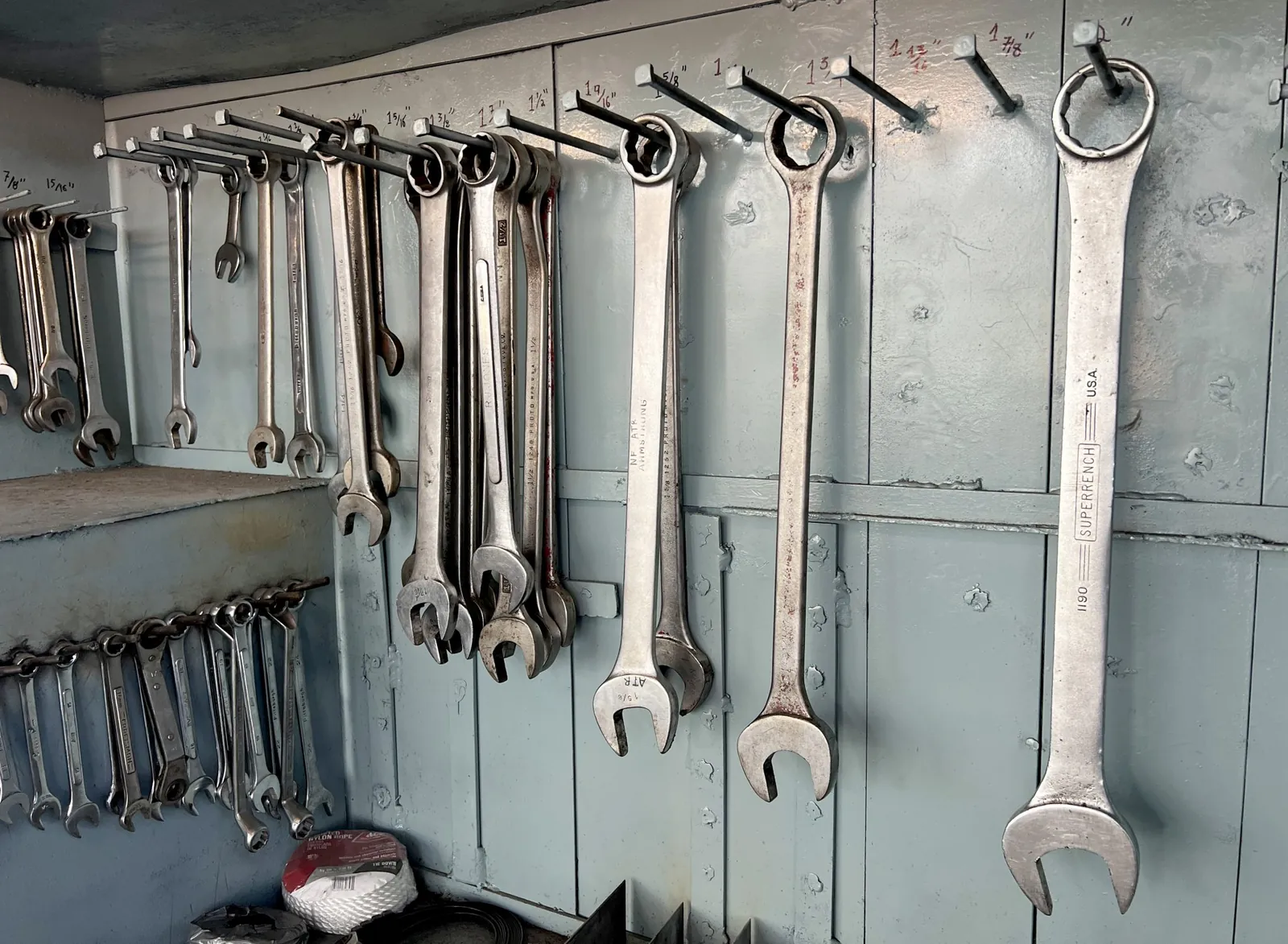 Ekspertiz ve servis atölyesinde duvara asılı anahtar takımları