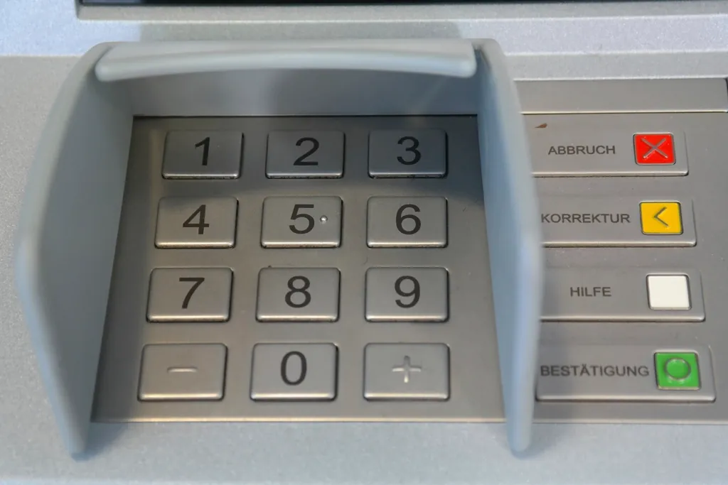 Bankamatik tuş takımı, emekli aylığının banka hesabından çekilmesi