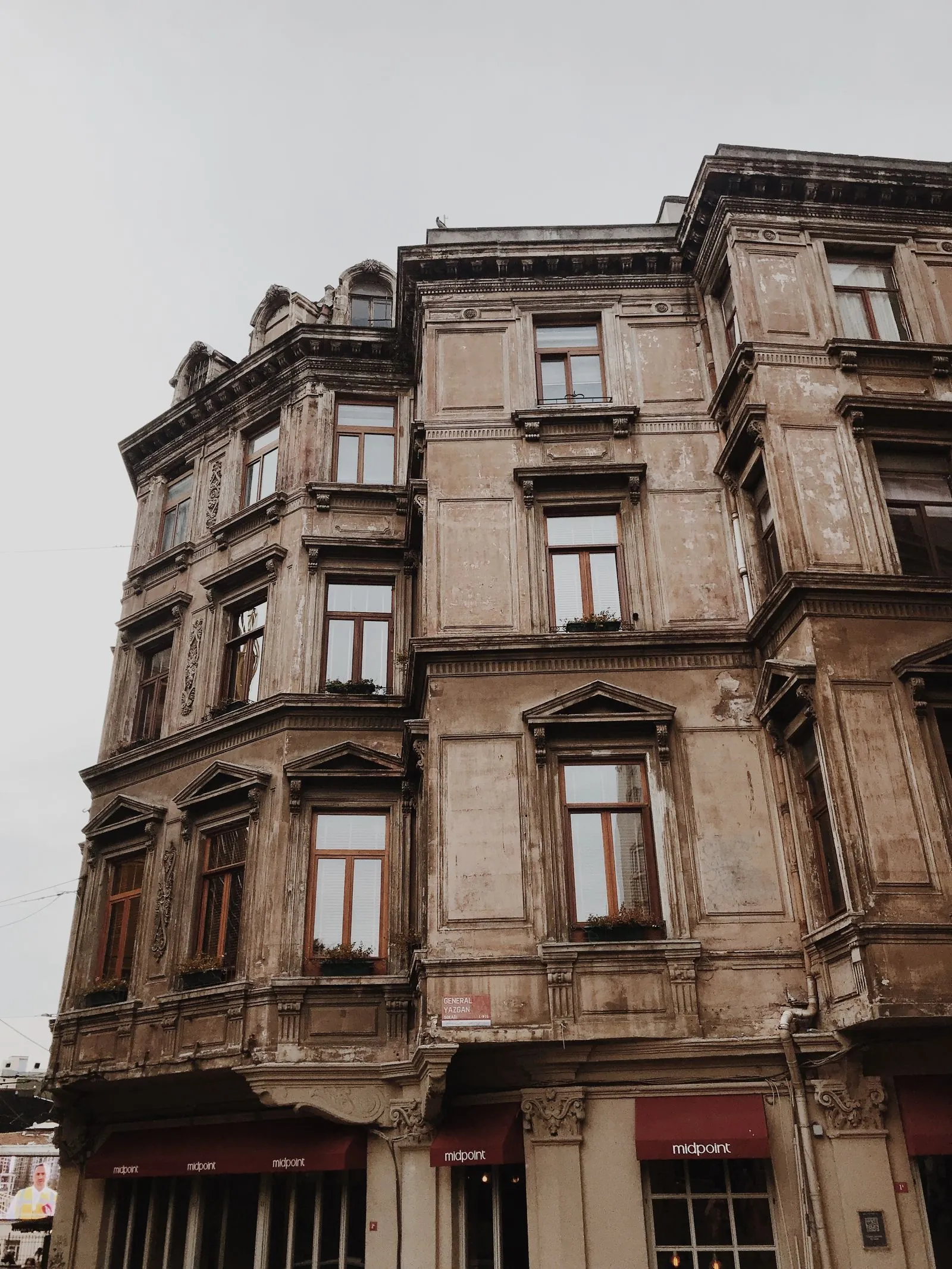 Kıymet takdiri yapılacak eski bir apartman binasının cephesi