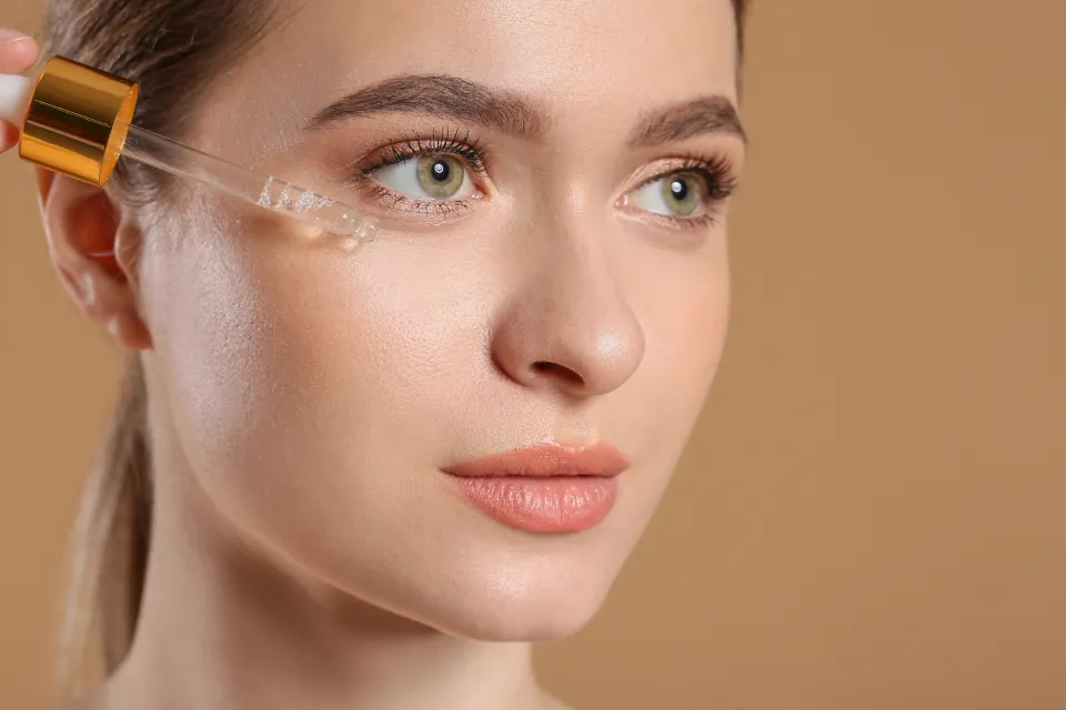 Yüzüne serum uygulayan kadın: estetik operasyonda hekimin sorumluluğu ve vaat edilen sonuç