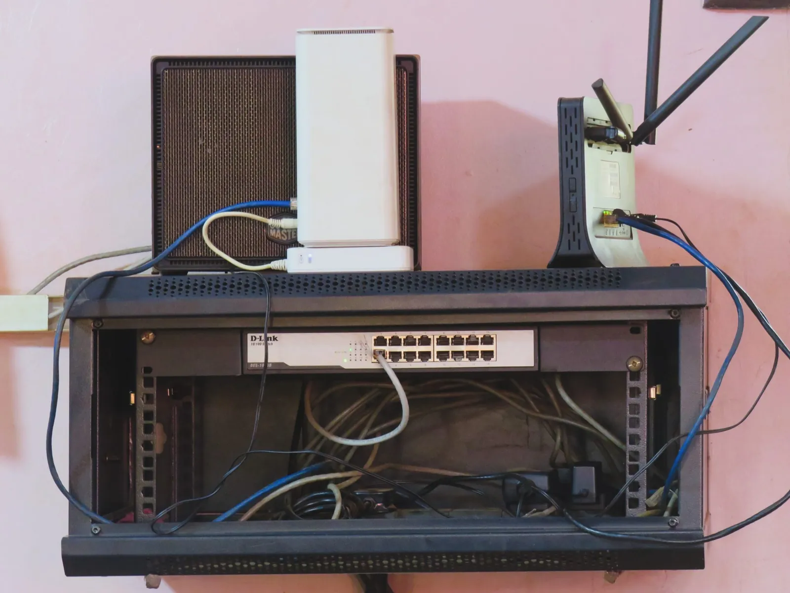 Ev internet aboneliğinde kullanılan ağ dolabı, modem ve kablolar