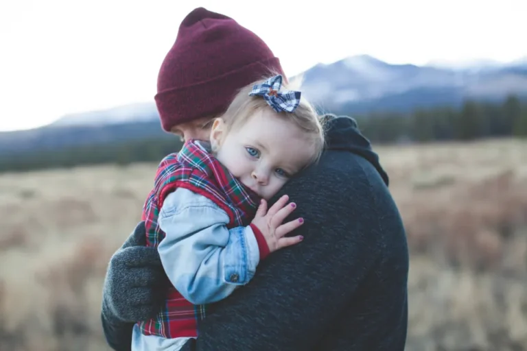 Küçük kızını kucaklayan baba: evlat edinme şartları ve aile bağı