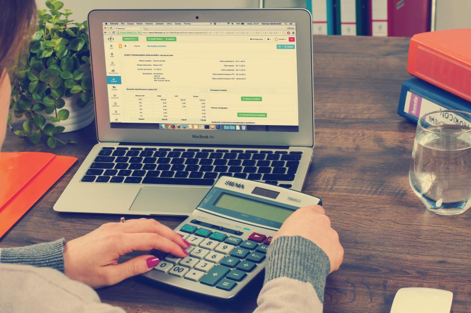 Comparative financial assessment of recourse and non-recourse factoring agreements