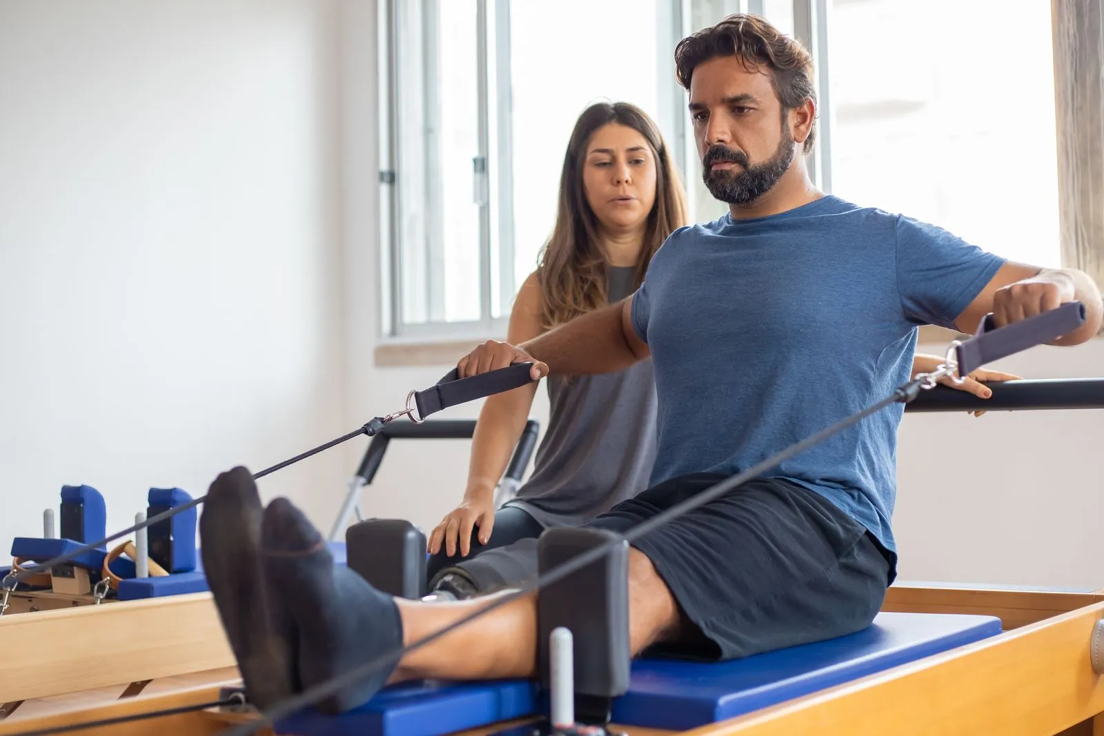 Fizyoterapist gözetiminde rehabilitasyon egzersizi yapan hasta