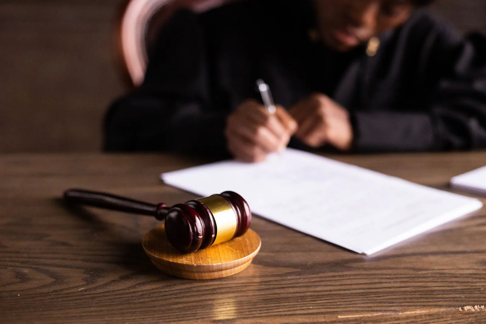 Sulh hukuk mahkemesinde kira bedeline ilişkin kararı imzalayan hâkim ve tokmak