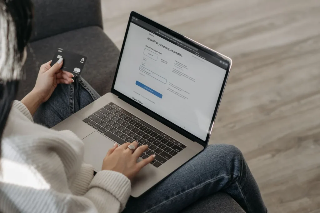 Hesaptan izinsiz para çıkışı sonrasında internet bankacılığı ekranı kontrol ediliyor