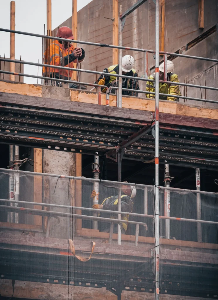 İskelede çalışan inşaat işçileri: sigortasız çalışmada hizmet tespiti davası yolu