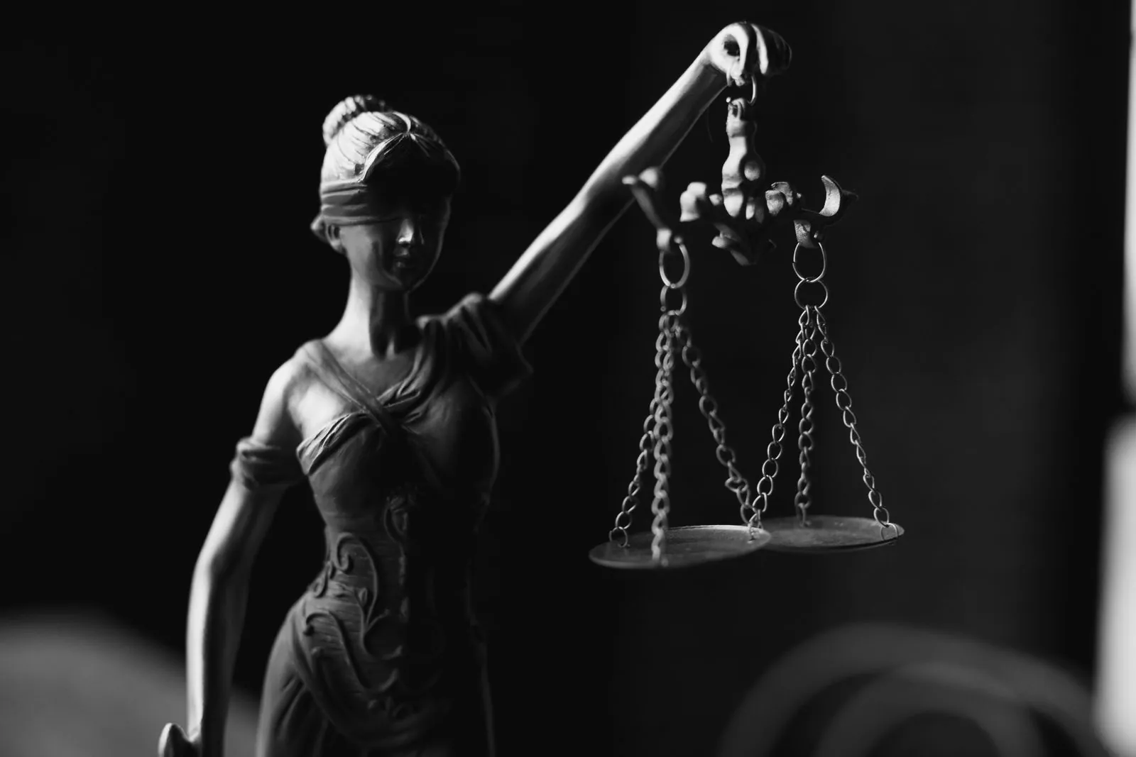 İhlal kararı ve yeniden yargılamayı simgeleyen terazili adalet heykelciği