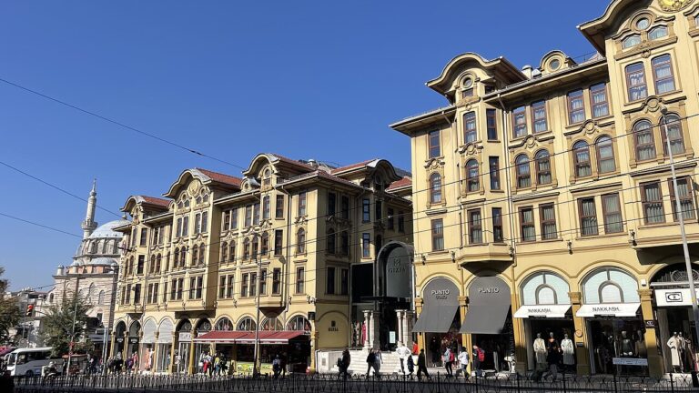 Aile evinin önünde duran kişiler, konut ihtiyacı nedeniyle tahliyeyi simgeliyor