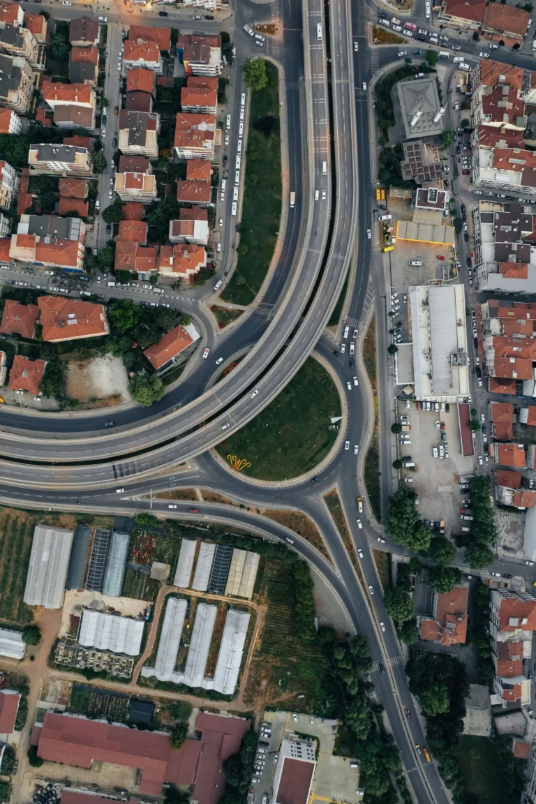 Yollar ve yapı adalarının havadan görünümü: imar planına itiraz ve iptal davası