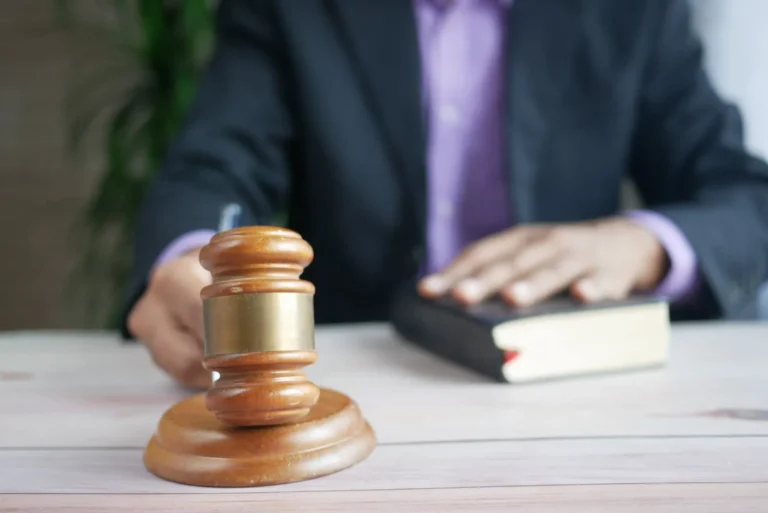 Masada hâkim tokmağı ve kitap: istinaf ve temyiz süreleri kararın tebliğiyle başlar