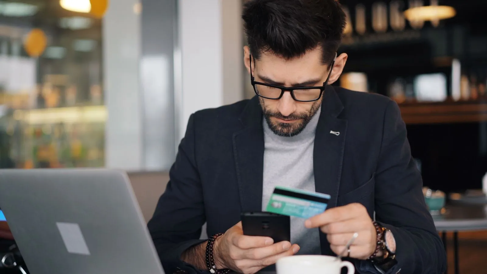 Hesap sahibi kartını ve telefonunu kontrol ederek izinsiz işlem için başvuruya hazırlanıyor