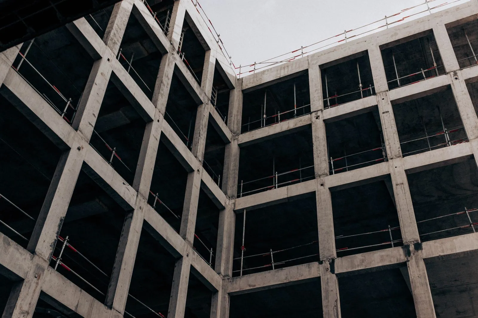 Kaba inşaat hâlindeki betonarme yapının karkas görünümü