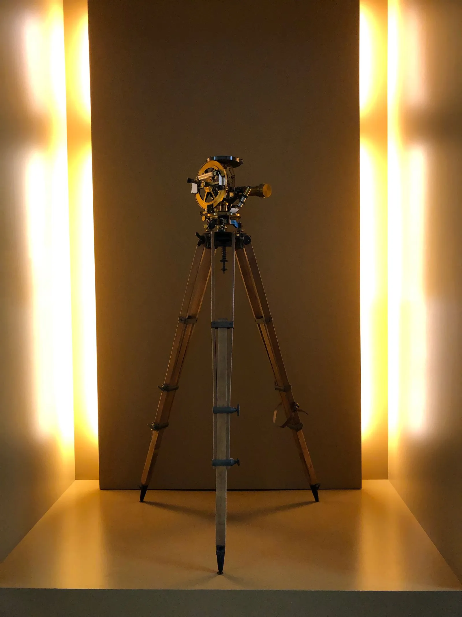 Tripod üzerinde eski bir teodolit, kadastro ölçümü ve yüzölçümü düzeltmesi
