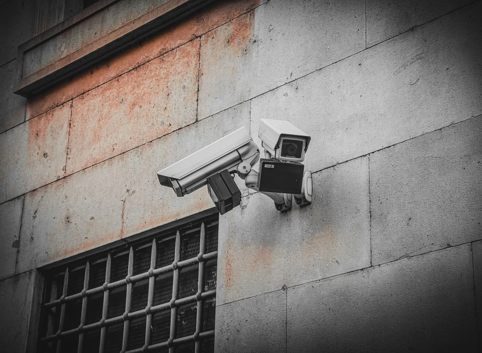 Yaralama olayının delili olabilecek bina duvarındaki güvenlik kameraları