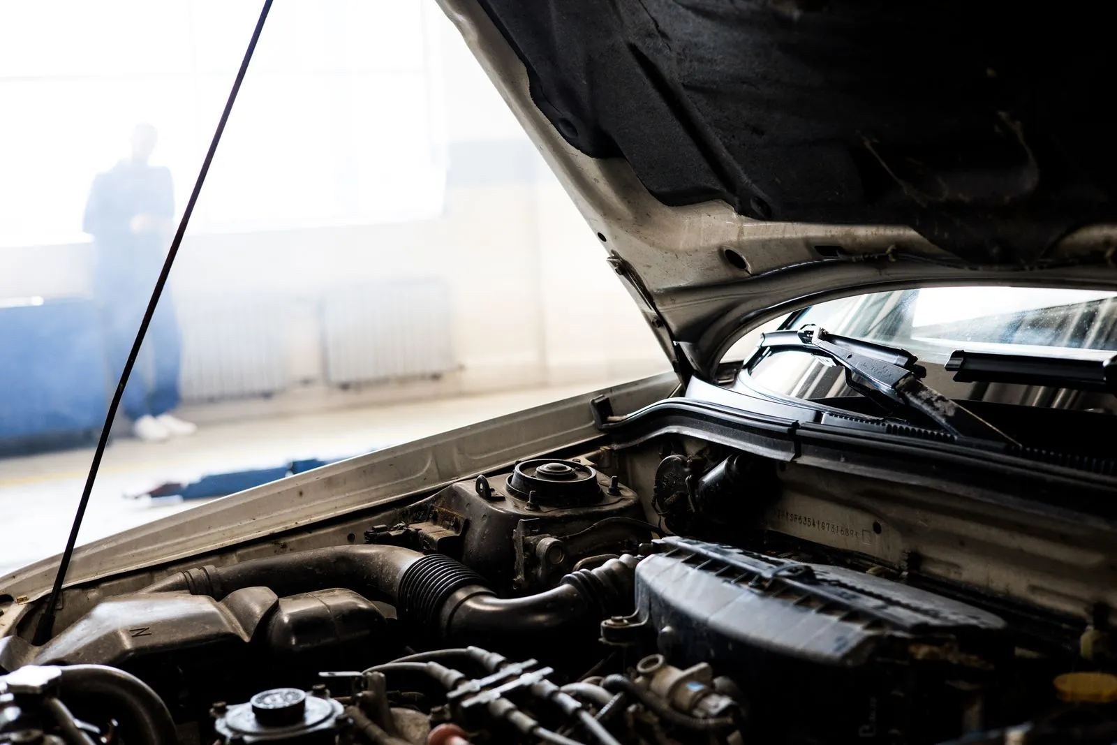 Bakım ve onarım için kaputu açık bekleyen aracın motor bölmesi