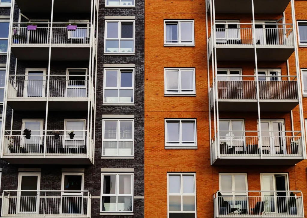 Balkonlu apartman cephesi: kat malikleri kurulu kararı ve ortak alan uyuşmazlıkları
