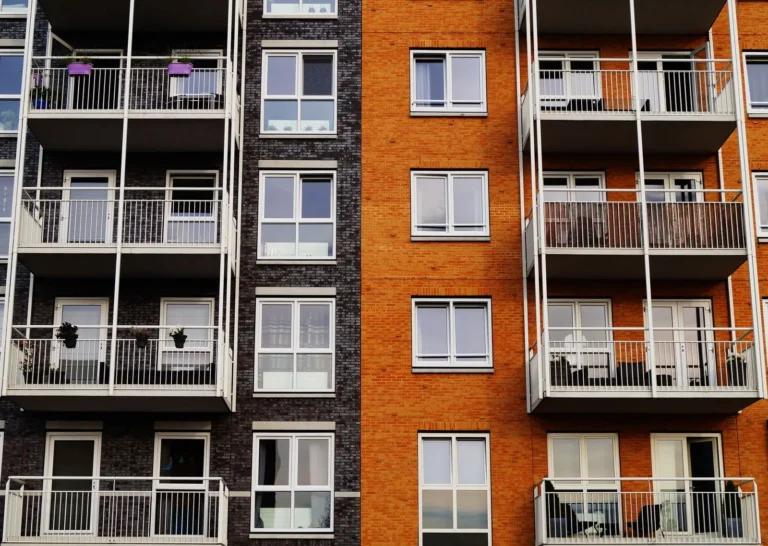 Balkonlu apartman cephesi: kat malikleri kurulu kararı ve ortak alan uyuşmazlıkları