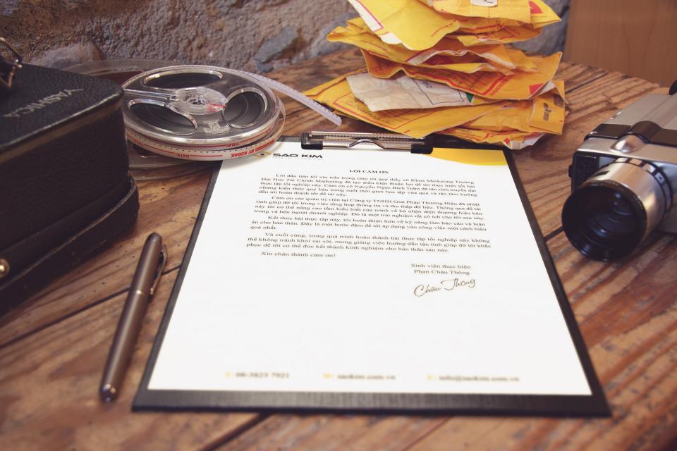 A person signing a lease agreement document