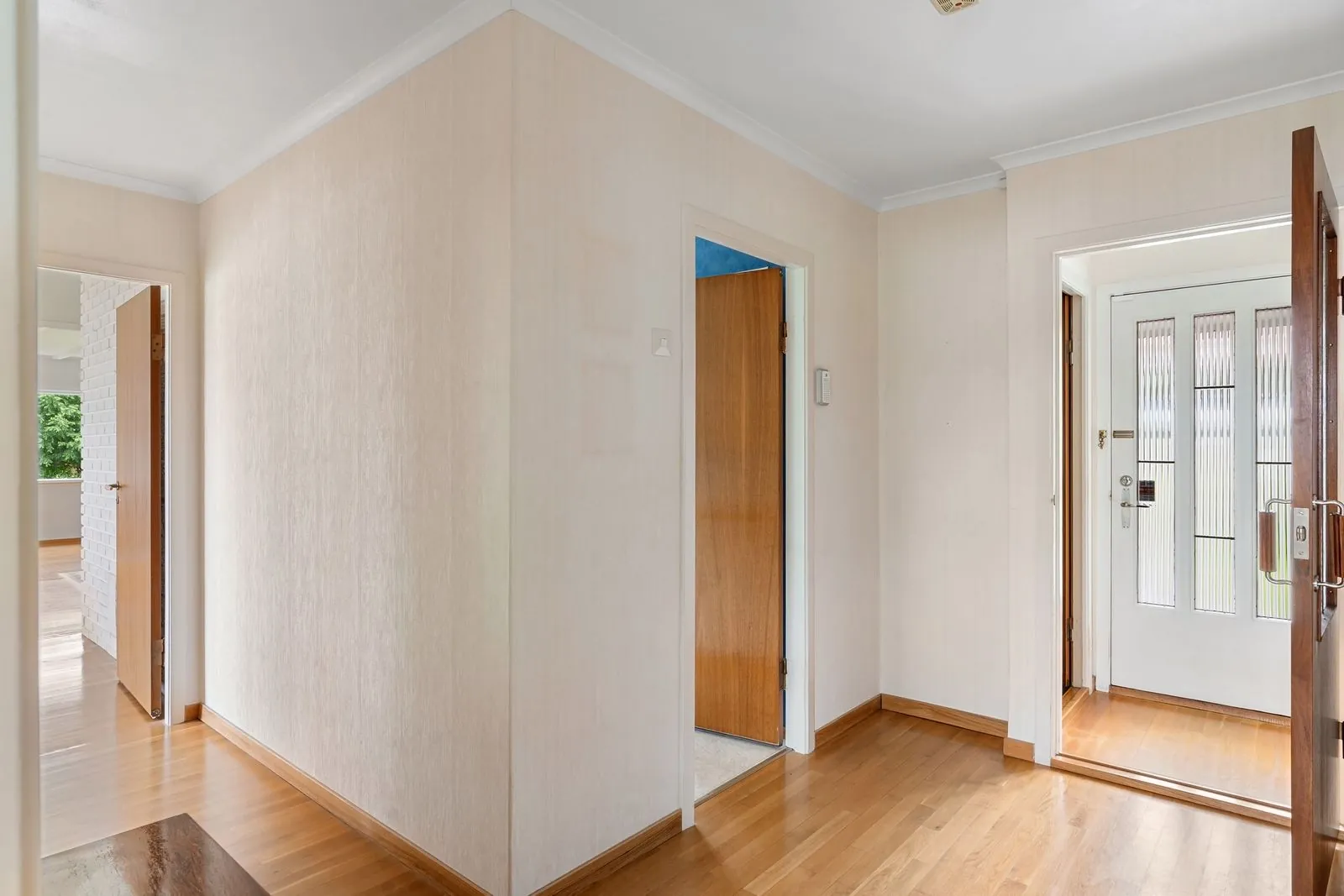 Kiralık bir dairenin kapıları açık, aydınlık ve boş koridoru