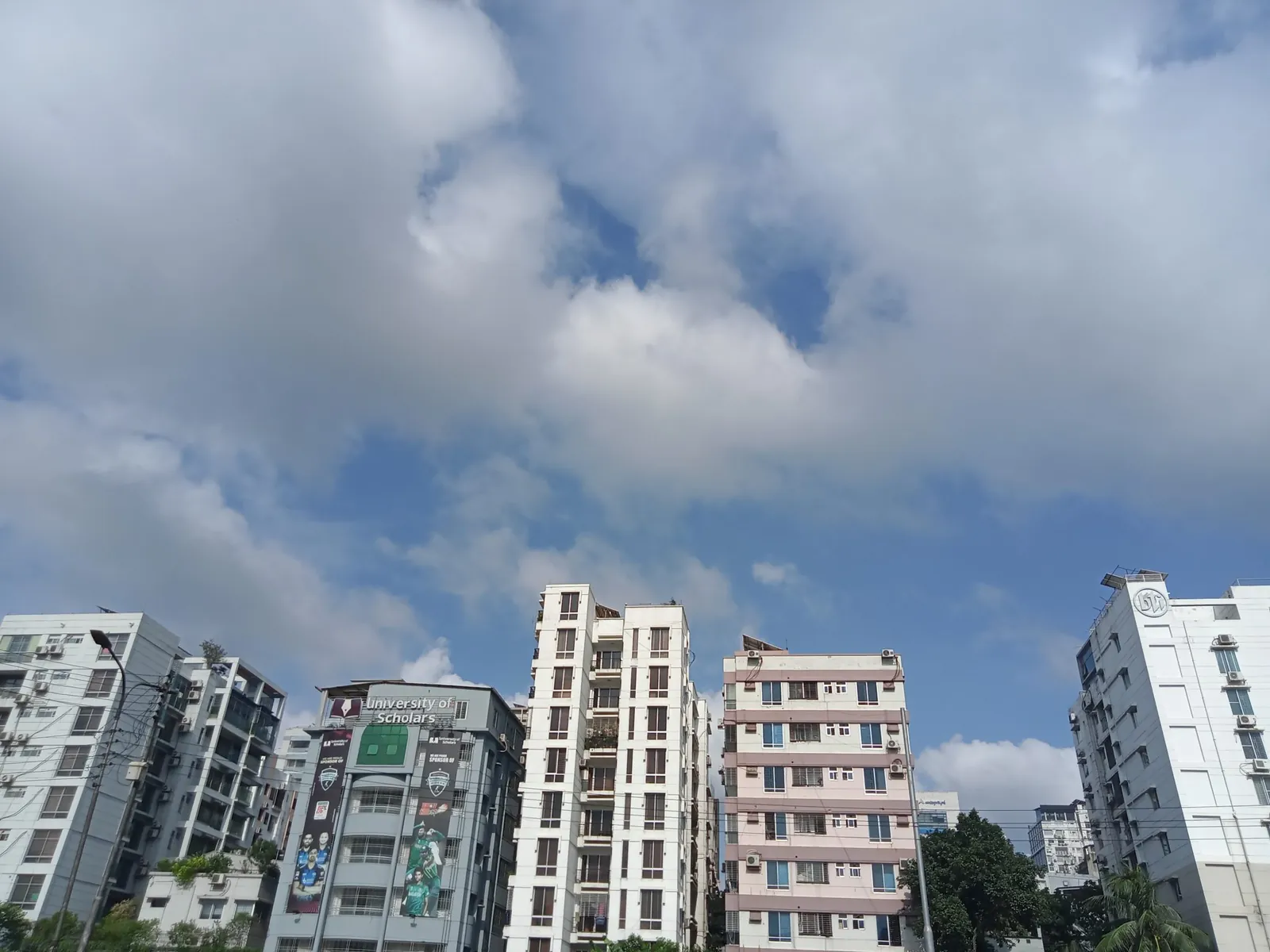 Satılık ve kiralık dairelerin bulunduğu çok katlı apartmanlar