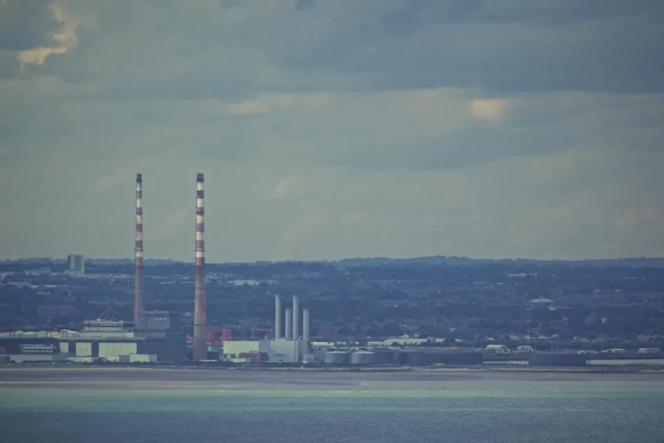 Kıyıdaki enerji santrali bacaları, değer zincirindeki dolaylı emisyonlar