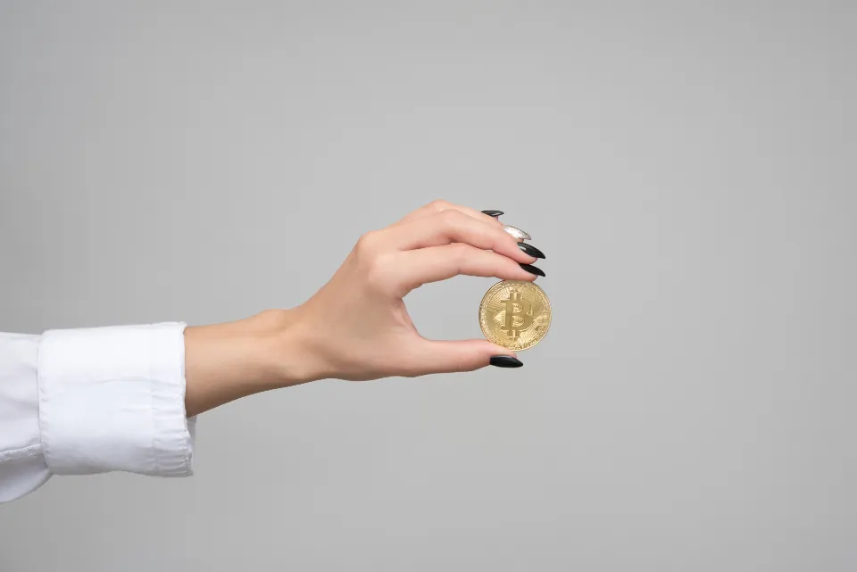 Elinde bitcoin tutan kişi: kripto para dolandırıcılığında hukuki ve cezai başvuru yolları