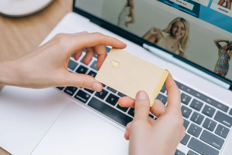 Mesafeli satışta cayma hakkı doğuran internet alışverişi için kartla ödeme yapan kişi