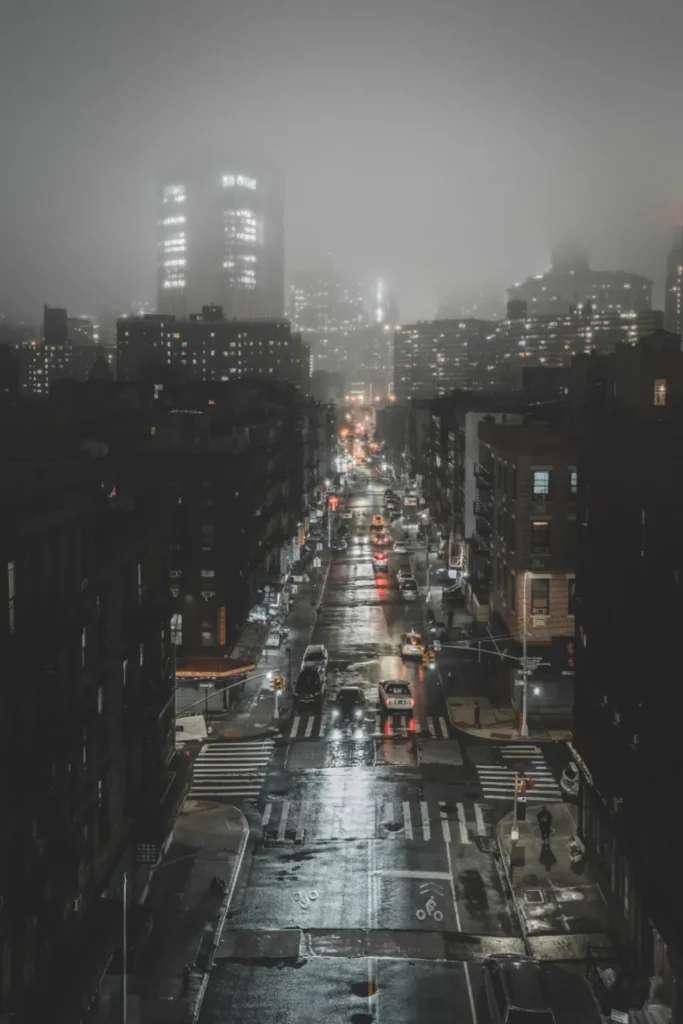 Meşru savunma şartlarının tartışıldığı olayları simgeleyen sisli gece caddesi