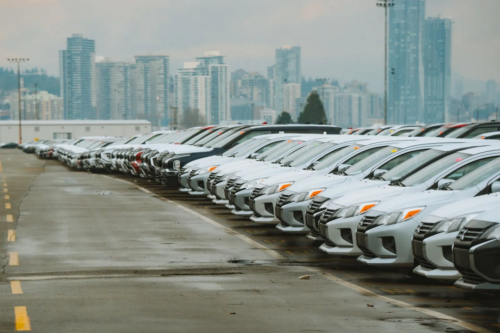 Satışa hazır bekleyen ikinci el araçların sıralandığı otopark