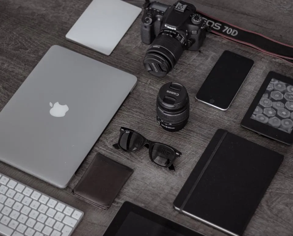 Masada dizüstü bilgisayar, telefon ve cüzdan; şirket ile ortak malvarlığının karışması