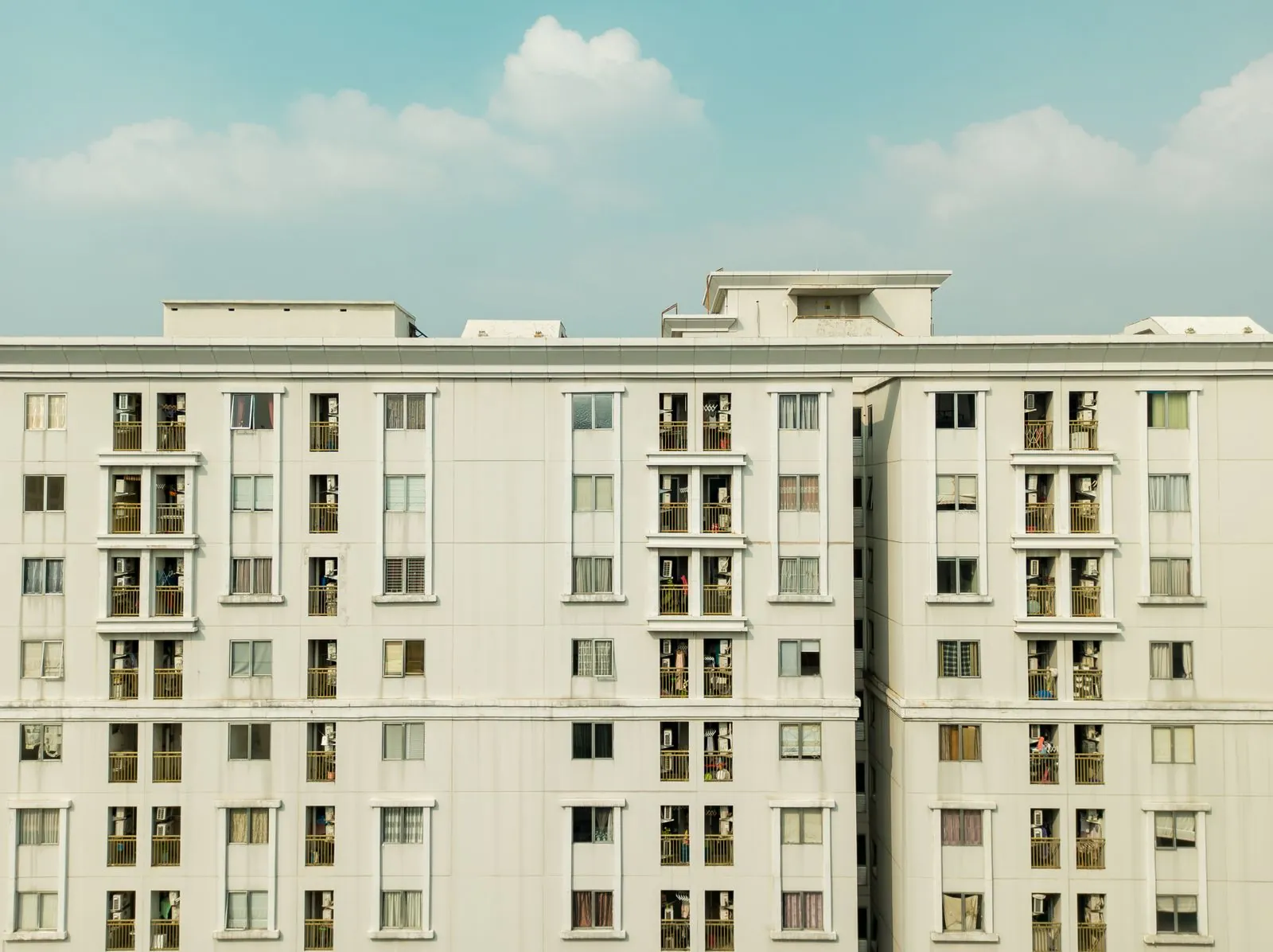 Çok katlı konut binasının cephesi, site ve apartman yönetimi uyuşmazlıkları
