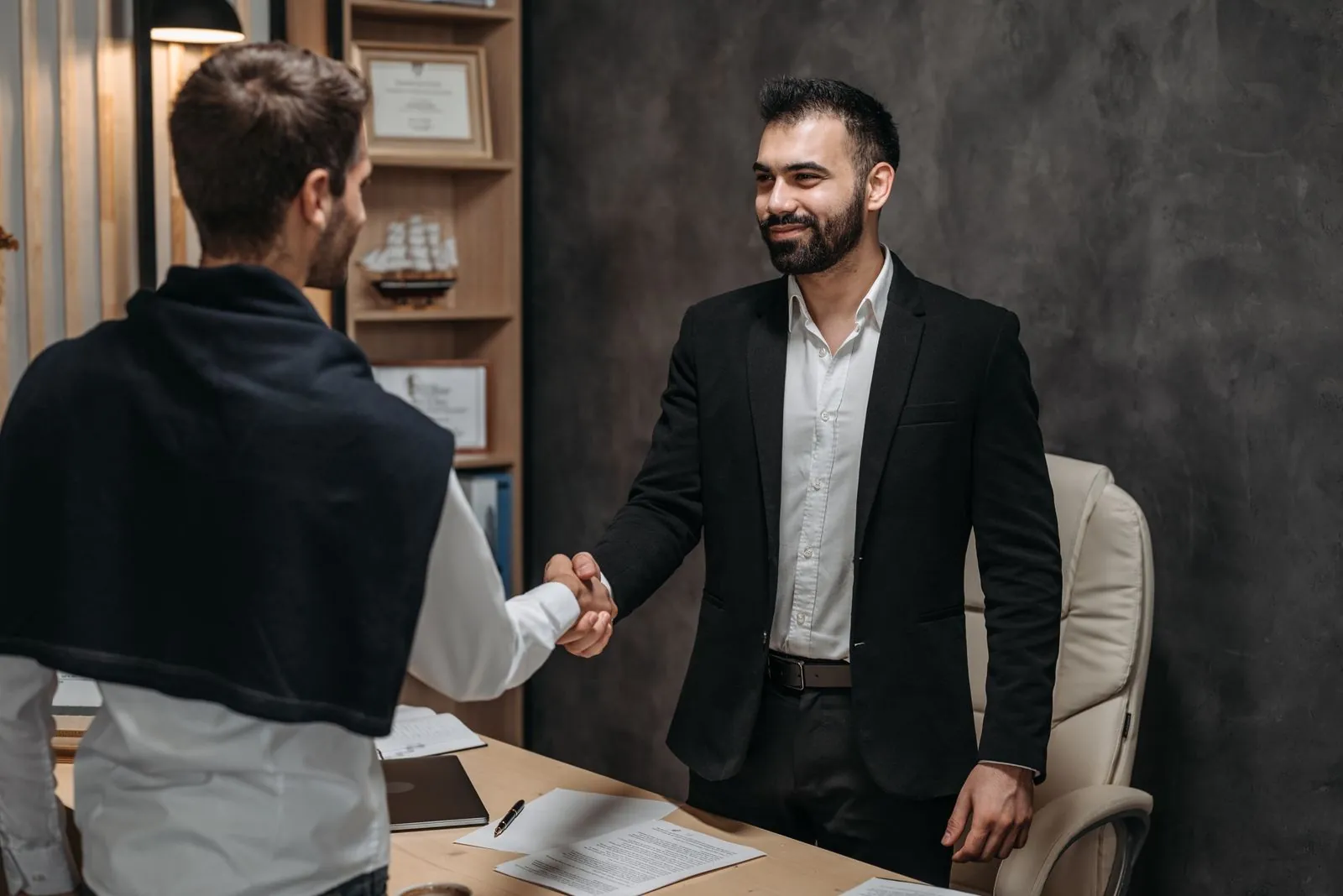 Tanıma ve tenfiz davası öncesinde büroda yapılan belge görüşmesi